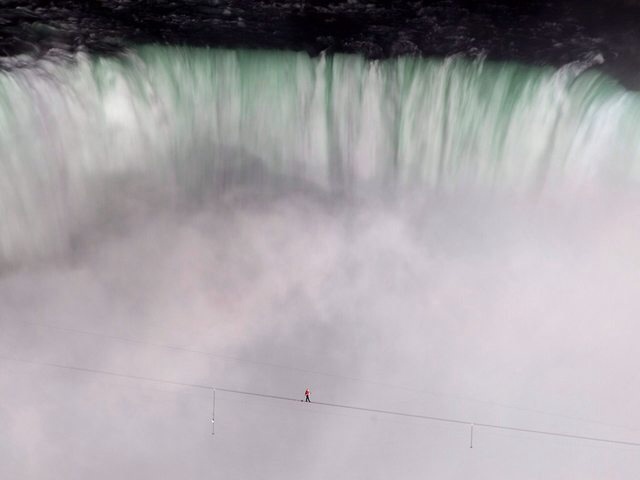 Nik-Wallenda-tightroping-over-Niagara-Falls-1cv324b